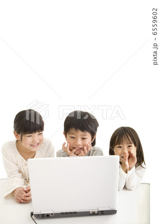 パソコンを笑顔で見ている男の子と女の子 6559602