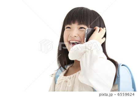 スマートフォンで話をする女の子 スマートフォンで話をする女の子 6559624