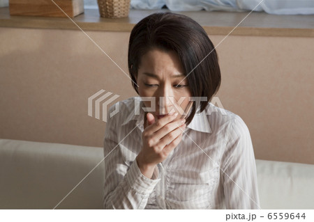 咳をする女性 咳をする女性 6559644
