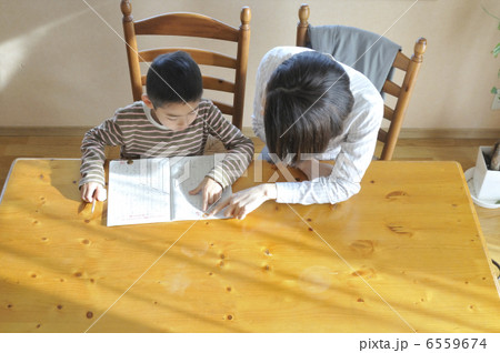 一緒に宿題をする母親と男の子 6559674