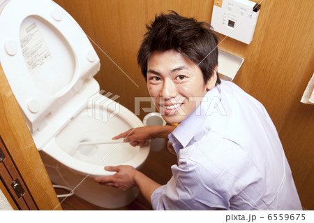 便器を磨く男性 6559675