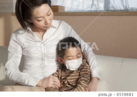 マスクを着けた男の子の肩を抱く母親 マスクを着けた男の子の肩を抱く母親 6559681