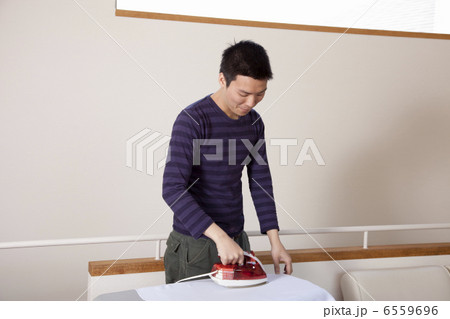 アイロンをかける男性 6559696