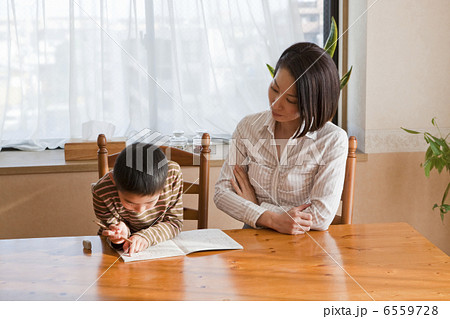 一緒に宿題をする母親と男の子 6559728