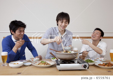 鍋料理を楽しむ男性３人 6559761