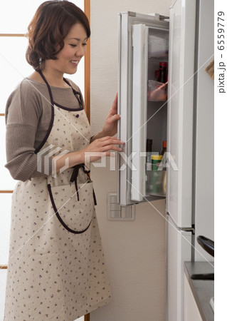 冷蔵庫の扉を開ける女性 冷蔵庫の扉を開ける女性 6559779