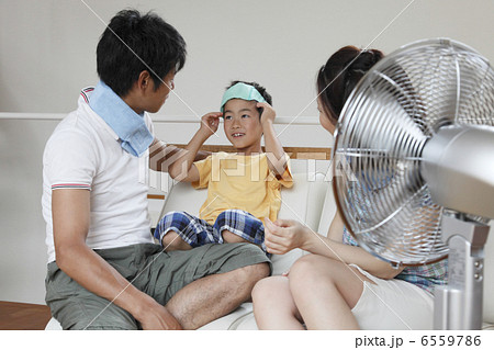 頭に保冷剤を頭に巻く男の子と両親 6559786