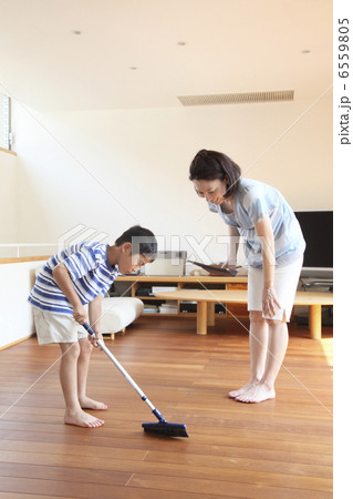 箒でゴミを集める男の子と母親 6559805