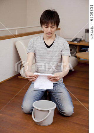 雑巾を持った男性とバケツ 6559851
