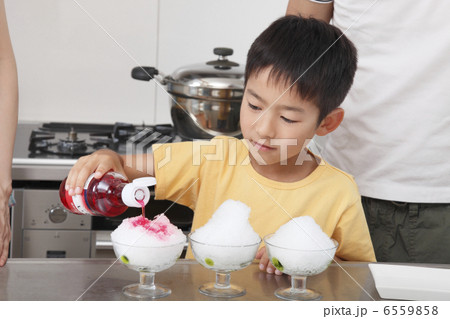 かき氷にシロップをかける男の子 6559858