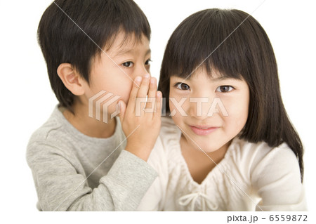 ひそひそ話をする男の子と女の子 6559872