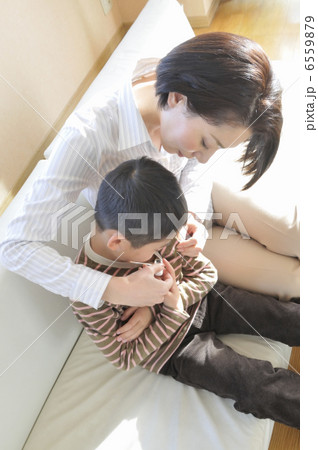男の子の体温を測る母親 男の子の体温を測る母親 6559879