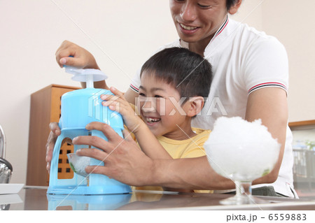 かき氷を作を作って喜ぶ男の子と父親 6559883