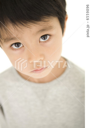 睨む男の子 6559896