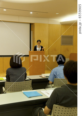 クールビズでプレゼンする女性と聴衆 6559905