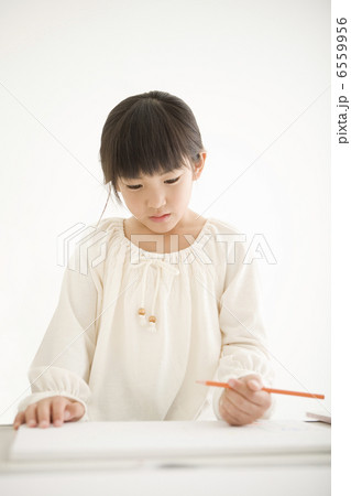 勉強をする女の子 6559956