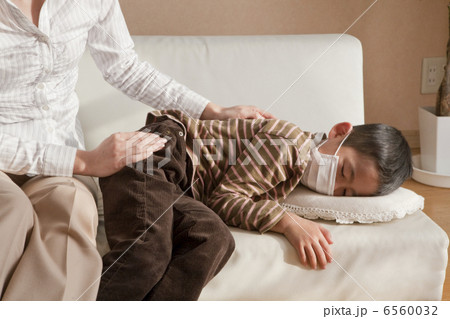 マスクをして横になる男の子と母親 6560032