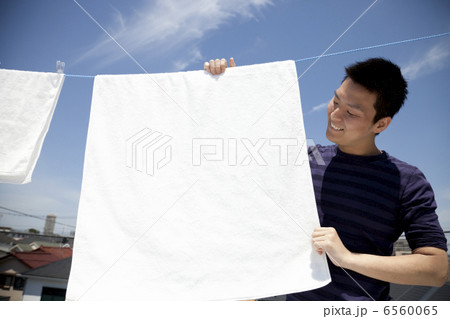 干したタオルと男性 6560065