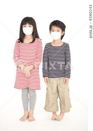 マスクをして立っている男の子と女の子 6560143