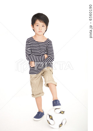 ボールに足を乗せて立っている男の子 6560190