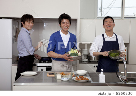 笑顔で料理をする男性３人 6560230