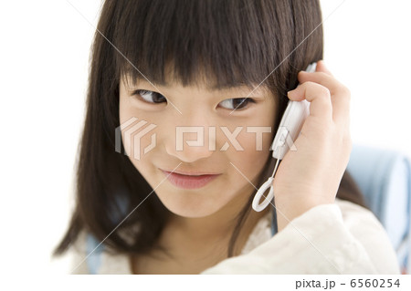 電話で話をする女の子 6560254