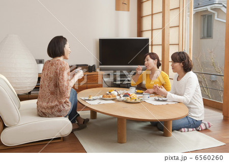 ティータイムを楽しむ三人の女性 6560260