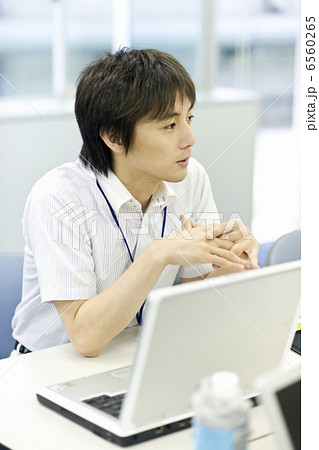 オフィスで扇子を扇ぐ男女3人 オフィスで扇子を扇ぐ男女3人 6560265