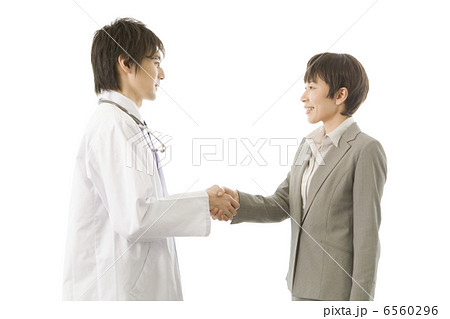 握手をする男性医師と女性MR 握手をする男性医師と女性MR 6560296