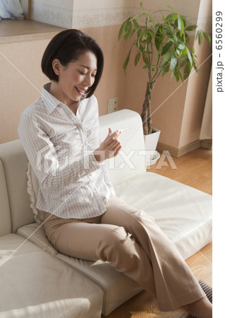 体温計を眺める女性 6560299