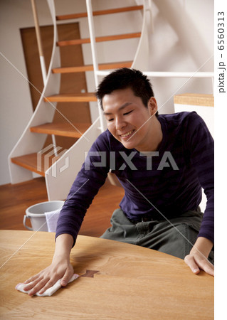 テーブルを拭く男性 6560313