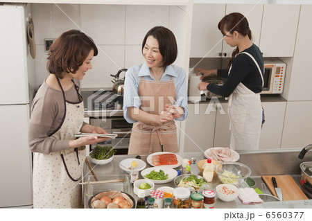 キッチンで料理をする三人の女性 キッチンで料理をする三人の女性 6560377