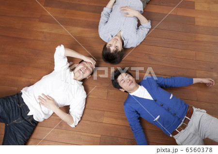 輪になって床に寝そべる男性３人 6560378