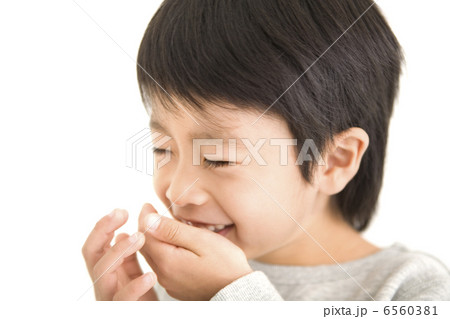 口を押さえて笑う男の子 6560381