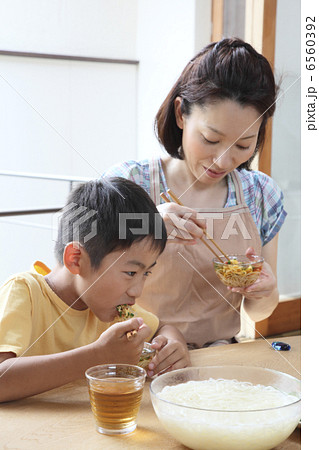 そうめんを食べる母親と男の子 6560392