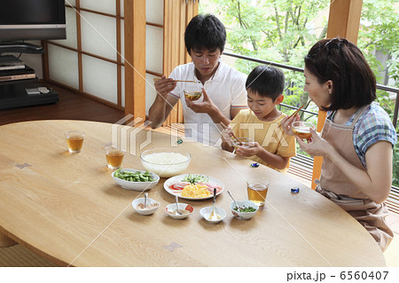 そうめんを食べる親子 そうめんを食べる親子 6560407