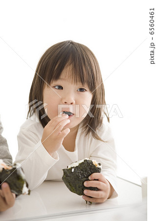 おにぎりを食べる幼児の男の子 おにぎりを食べる幼児の男の子 6560461