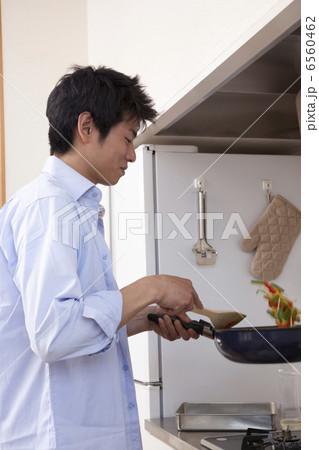 プライパンで料理をする男性 6560462