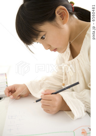 お絵描きをする女の子 6560481