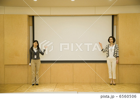スクリーンを指す女性２人 6560506