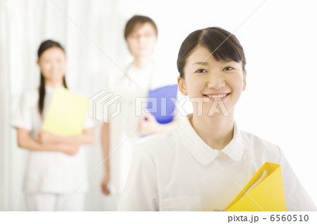 笑顔の女性看護師と男性医師と女性研修医 笑顔の女性看護師と男性医師と女性研修医 6560510