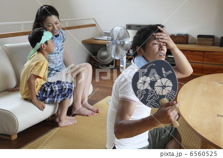 額に手を当てる父親と保冷剤を巻いた家族 6560525