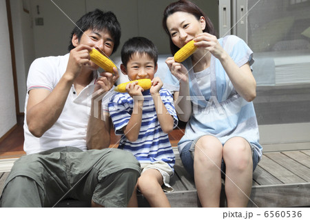 トウモロコシを持った笑顔の家族 トウモロコシを持った笑顔の家族 6560536