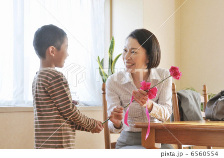 男の子からカーネーションを受け取る母親 6560554
