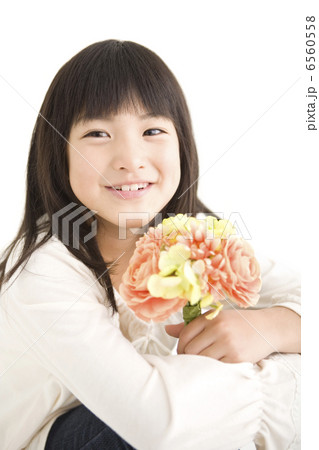 花を持つ女の子 花を持つ女の子 6560558