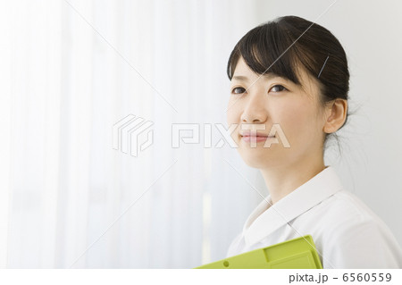 女性看護師 6560559