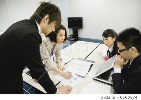 会議をするスーツ姿の男女４人 6560574