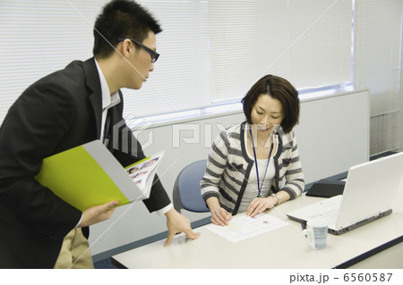 打ち合わせをする男女 6560587