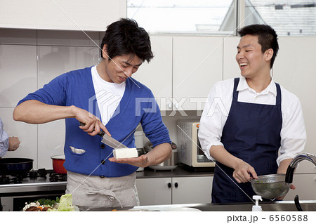 豆腐を切る男性とザルを持つ男性 6560588