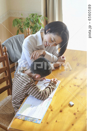 一緒に宿題をする母親と男の子 6560589